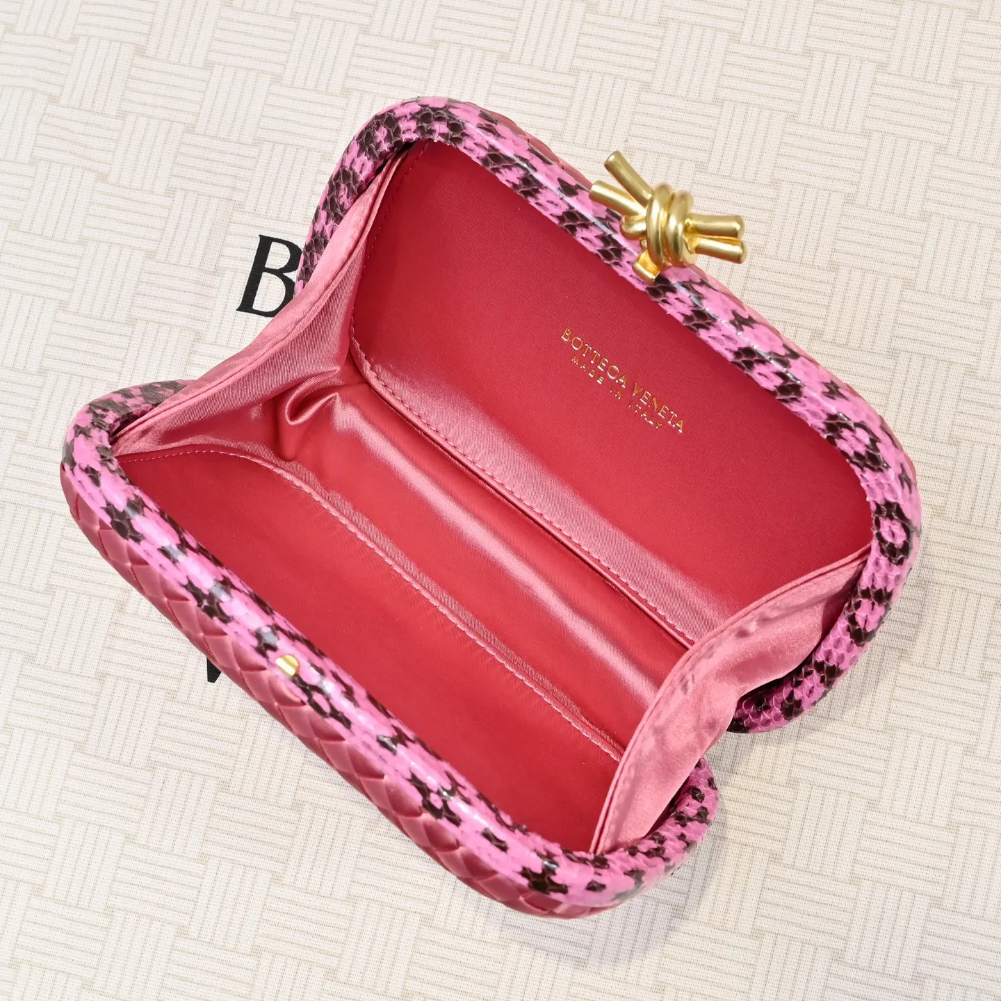Batch 1460 #BV Knot woven evening bag series ~ 717622 Each bag reveals exquisite elegance💫Iconic classic silk weaving➕snake skin trimming with knot buckle, soft and delicate feel. The design is small and exquisite, low-key without logo, elegant and elegant. Paired with evening dress or cheongsam, it has the atmosphere of a famous and wealthy lady, full of aura and invincible texture💃 Model: 7622 Dimensions: 20x12x5.5